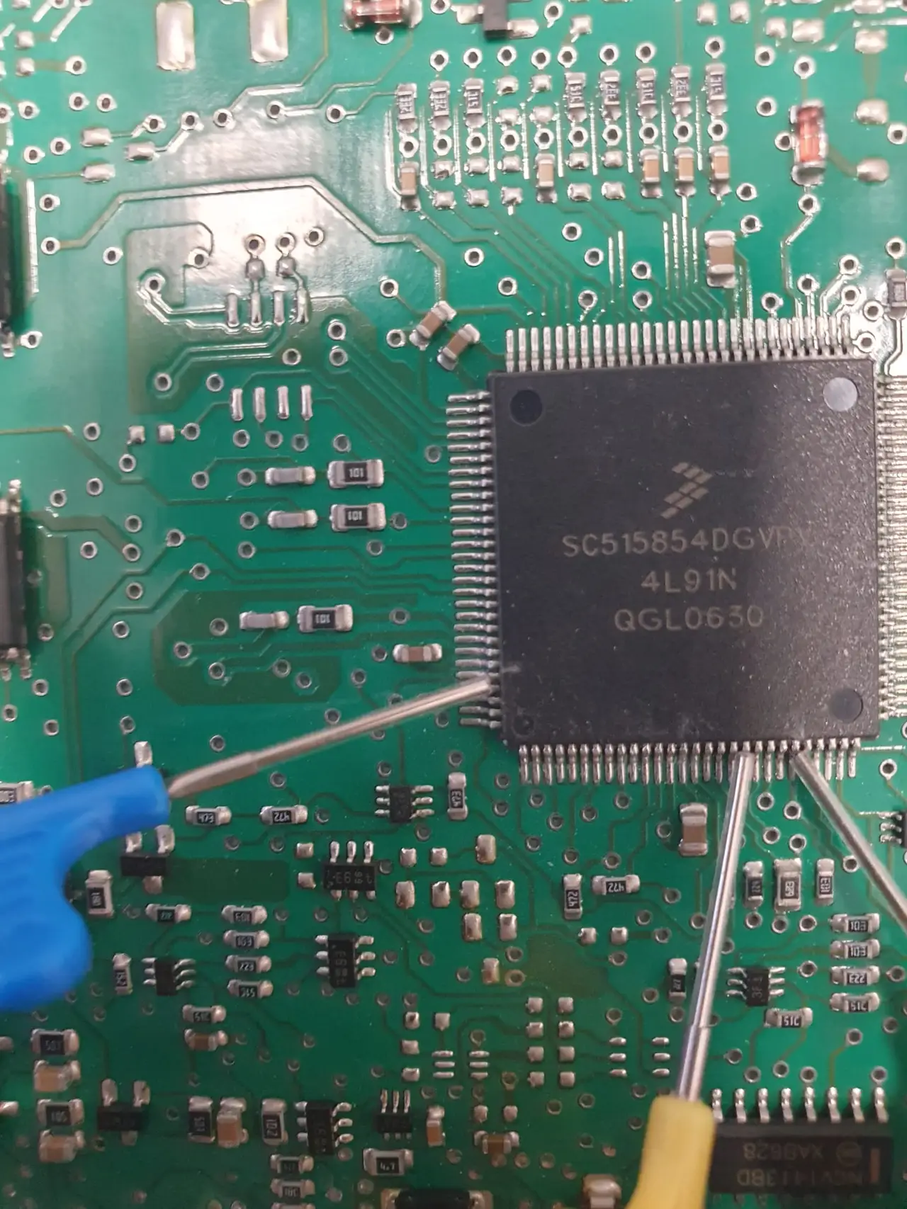 Trabajo de precisión sobre una placa electrónica ECU