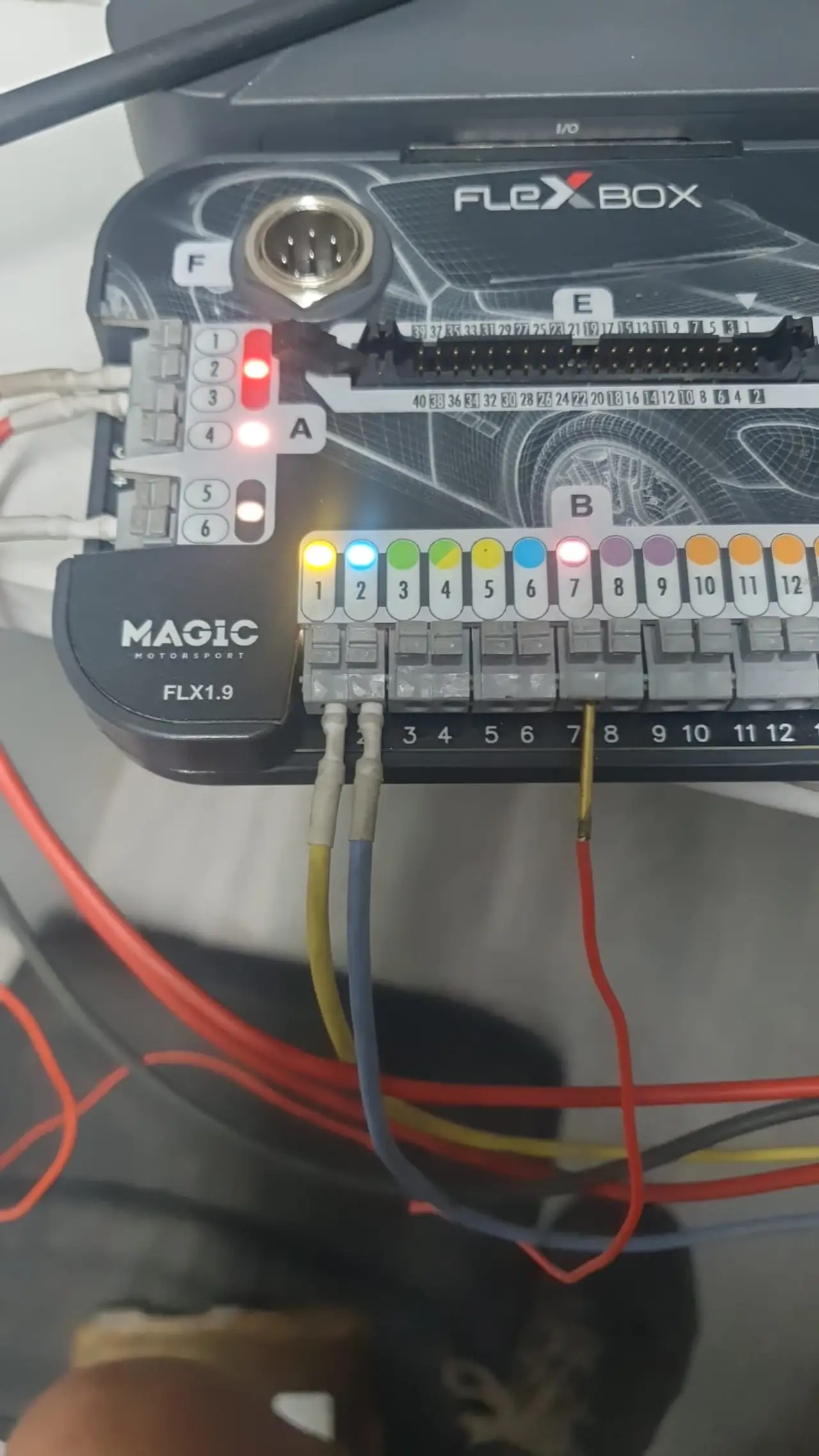 Herramienta profesional conectada a una unidad ECU